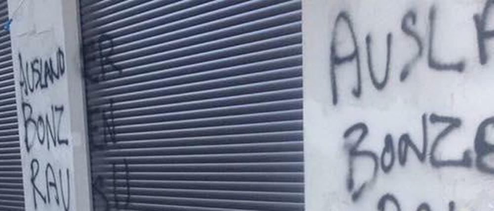 "Ausländer Bonzen Raus!!" wurde an die Fassade des Restaurants "Vertikal" in Kreuzberg geschmiert.