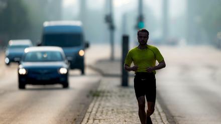 Ein Jogger auf der Straße des 17. Juni in Berlin.
