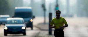 Ein Jogger auf der Straße des 17. Juni in Berlin. 
