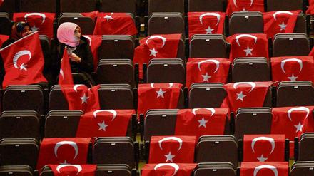 Alles bereit? Türkische Flaggen vor einem Auftritt von Ministerpräsident Binali Yildirim im Februar in Oberhausen.