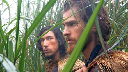Die Jesuiten Francisco Garpe (Adam Driver, l.) und Sebastiao Rodrigues (Andrew Garfield) verstecken sich 1637 im Schilf.
