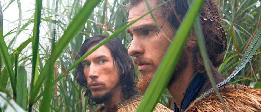 Die Jesuiten Francisco Garpe (Adam Driver, l.) und Sebastiao Rodrigues (Andrew Garfield) verstecken sich 1637 im Schilf.