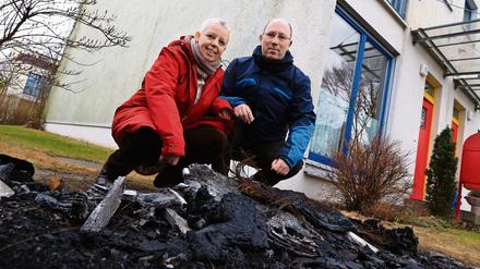 Claudia und Christian von Gélieu mit den Resten ihres abgefackelten Autos in Rudow.
