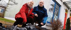 Claudia und Christian von Gélieu mit den Resten ihres abgefackelten Autos in Rudow.