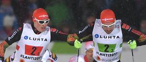 Eric Frenzel und Johannes Rydzek beim Wechsel im Teamsprint.
