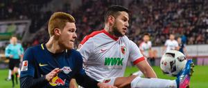 Augsburg und Leipzig lieferten sich ein umkämpftes Spiel: Hier wird Augsburgs Raul Bobadilla von Marcel Halstenberg bedrängt.