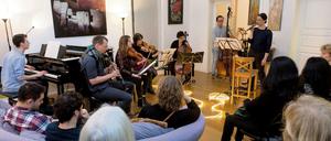 Annette Spitzlay lädt über ihren privaten Mailverteiler ein und lässt sich überraschen, wer alles kommt.