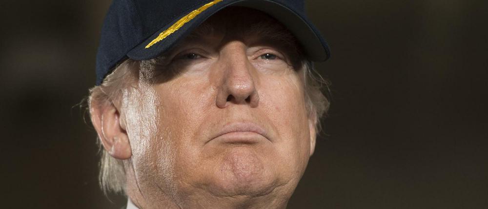 US-Präsident Donald Trump beim Besuch eines Flugzeugträgers