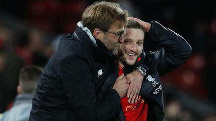 Jürgen Klopp und Adam Lallana freuen sich über den Sieg gegen Arsenal.