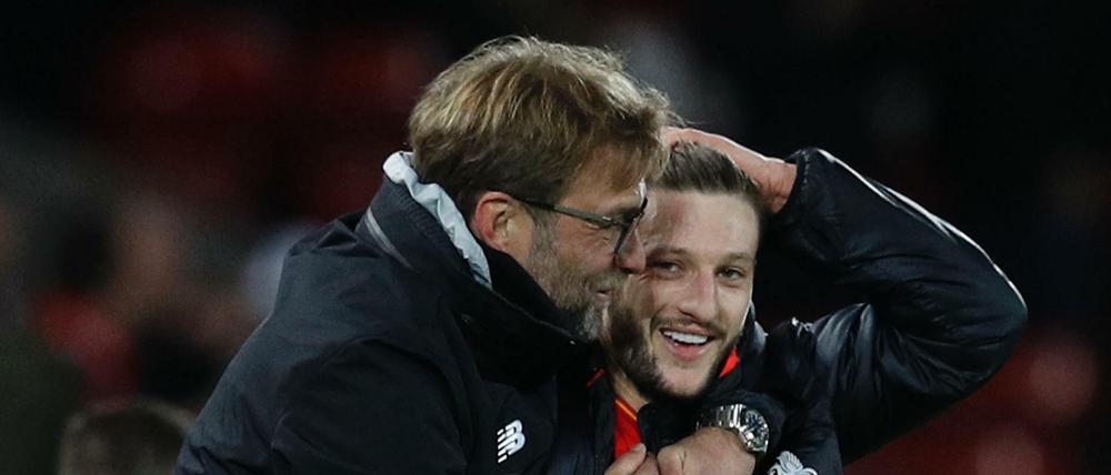 Jürgen Klopp und Adam Lallana freuen sich über den Sieg gegen Arsenal.