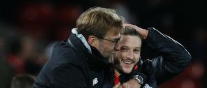 Jürgen Klopp und Adam Lallana freuen sich über den Sieg gegen Arsenal.