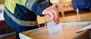 Vermutlich Zustimmung: Ein Flughafenmitarbeiter wirft seinen Stimmzettel in die Urne - fast 100 Prozent sind für einen Streik.