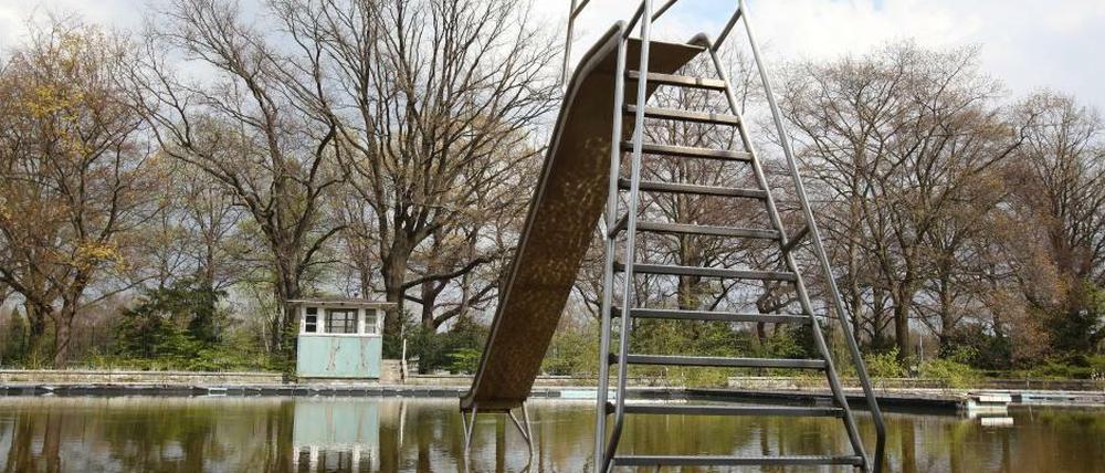 Mit Rutsche und Bademeister-Posten: Das Schwimmbad neben dem Stadion.
