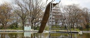 Mit Rutsche und Bademeister-Posten: Das Schwimmbad neben dem Stadion.