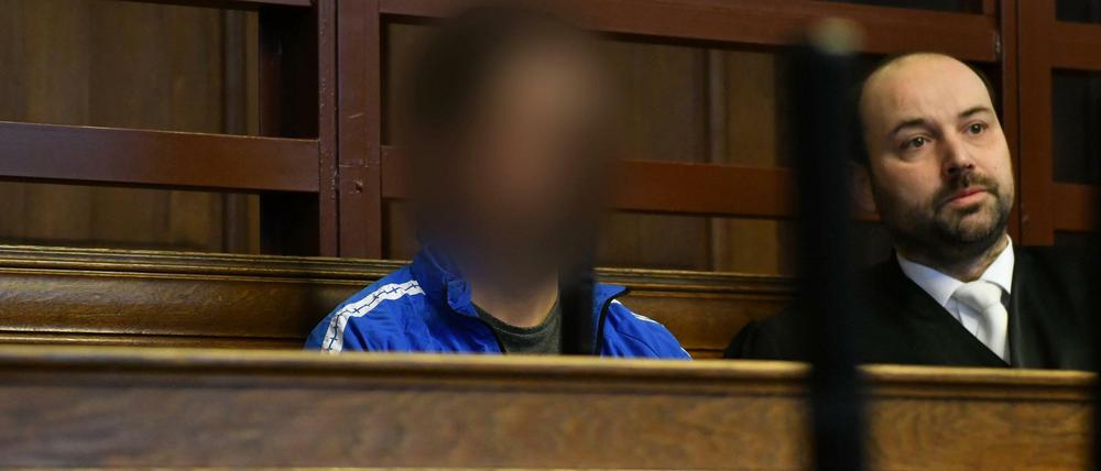 Rami K. und sein Verteidiger Marvin Schroth im Gerichtssal. K. soll im Irak Kriegsverbrechen begangen haben.