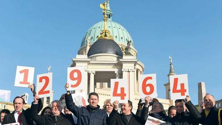 129.464 Unterschriften haben die Mitglieder der Volksinitiative "Bürgernähe erhalten, Kreisreform stoppen" nach eigenen Angaben gegen die Kreisreform gesammelt. Ihr Anliegen wurde als rechtlich zulässig bewertet.