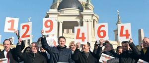 129.464 Unterschriften haben die Mitglieder der Volksinitiative "Bürgernähe erhalten, Kreisreform stoppen" nach eigenen Angaben gegen die Kreisreform gesammelt. Ihr Anliegen wurde als rechtlich zulässig bewertet.