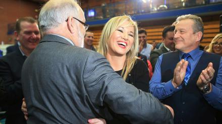 Michelle O'Neill, Spitzenkandidatin der Sinn Fein, feiert mit Freunden den Sieg.