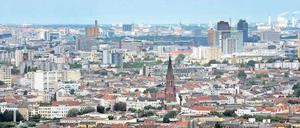 110.000 Wohnungen hat die Deutsche Wohnen bereits in der Stadt – und dazu einen schlechten Ruf bei Mietern. Der aktiennotierte Konzern setzt weiter auf Zukauf und spekuliert dabei auf steigende Mieten.