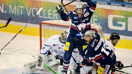 Schon im ersten Spiel gegen Straubing ein Held: Jamie MacQueen (rechts).