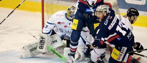 Schon im ersten Spiel gegen Straubing ein Held: Jamie MacQueen (rechts).