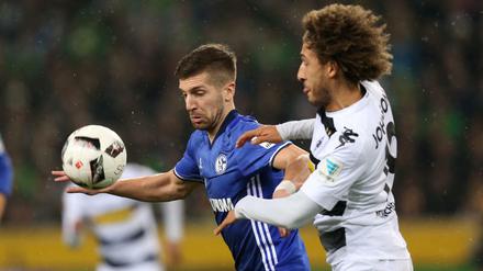 Fabian Johnson traf zweimal. Hier hat er ausnahmsweise das Nachsehen gegen Schalkes Nastasic.