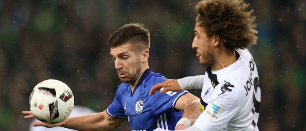 Fabian Johnson traf zweimal. Hier hat er ausnahmsweise das Nachsehen gegen Schalkes Nastasic.