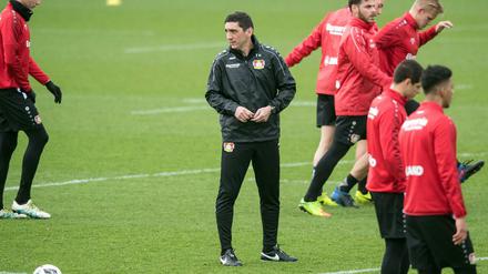 Tayfun Korkut leitete am Montag seine erste Trainingseinheit in Leverkusen. 