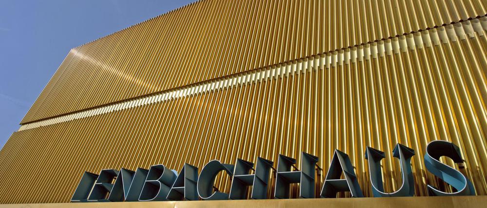 Golden. Die Fassade des Lenbachhauses am Königsplatz in München.