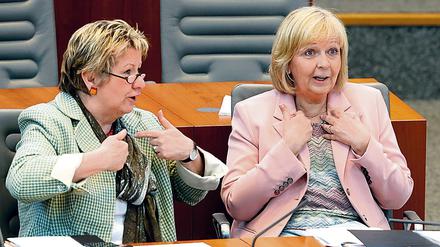 Wollen weitermachen - aber können sie auch? NRW-Ministerpräsidentin Hannelore Kraft (SPD, rechts) und ihre grüne Stellvertreterin Sylvia Löhrmann.