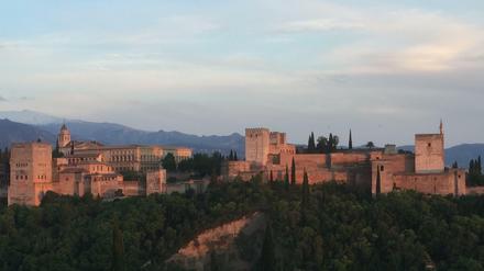 Wenn die Sonne untergeht, beginnen die Mauern der Alhambra in Granada rot zu leuchten und machen ihrem Namen alle Ehre. Foto: Rolf Brockschmidt