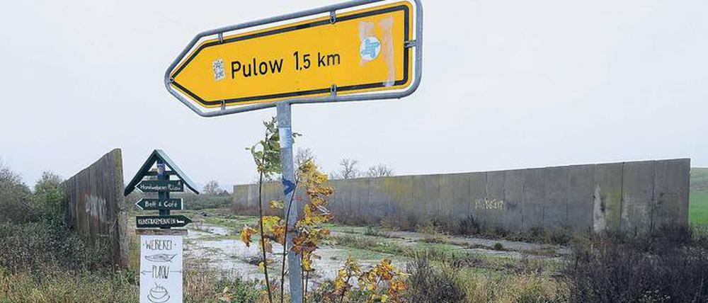 Kreuzung der Unwahrscheinlichkeiten. An dieser Stelle soll der Gülletank stehen, gegen den eine Bürgerinitiative demonstriert.