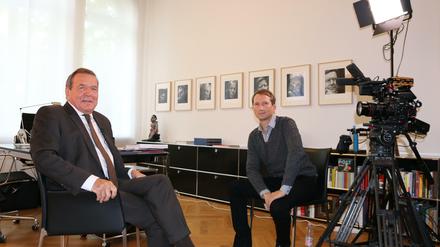 Über sein Verhältnis zu Wladimir Putin will Gerhard Schröder (li.) im ZDF-Proträt nicht mit Florian Huber reden. Freundschaften sollte man nicht öffentlich ausbreiten, sagt der Alt-Bundeskanzler. 