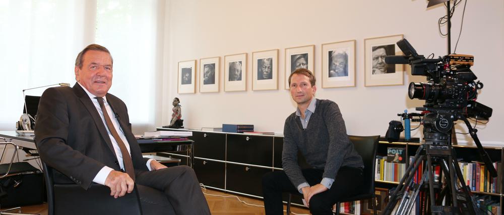 Über sein Verhältnis zu Wladimir Putin will Gerhard Schröder (li.) im ZDF-Proträt nicht mit Florian Huber reden. Freundschaften sollte man nicht öffentlich ausbreiten, sagt der Alt-Bundeskanzler.