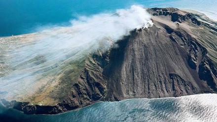 Eine Luftaufnahme der Insel Stromboli von Norden aus. Ginostra liegt rechts im Bild, das größere Dorf Stromboli links. 