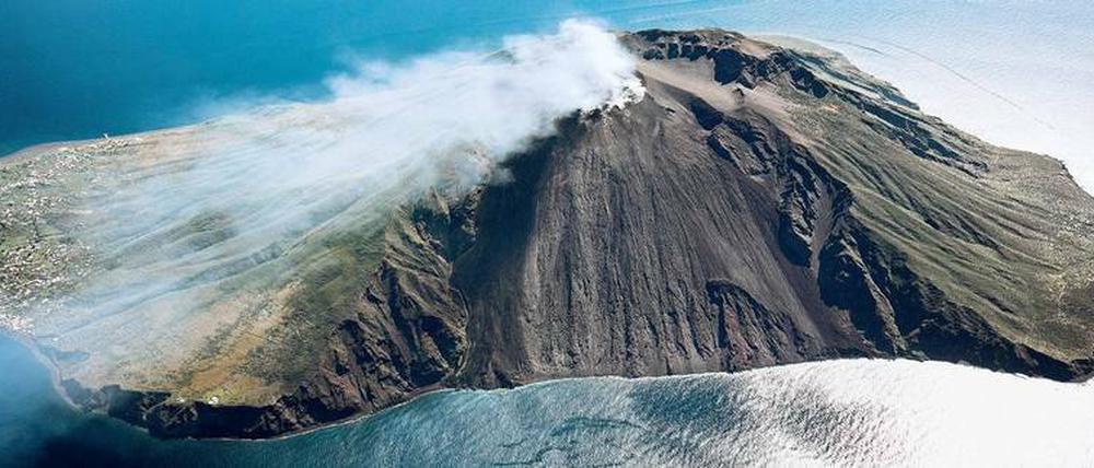 Eine Luftaufnahme der Insel Stromboli von Norden aus. Ginostra liegt rechts im Bild, das größere Dorf Stromboli links.