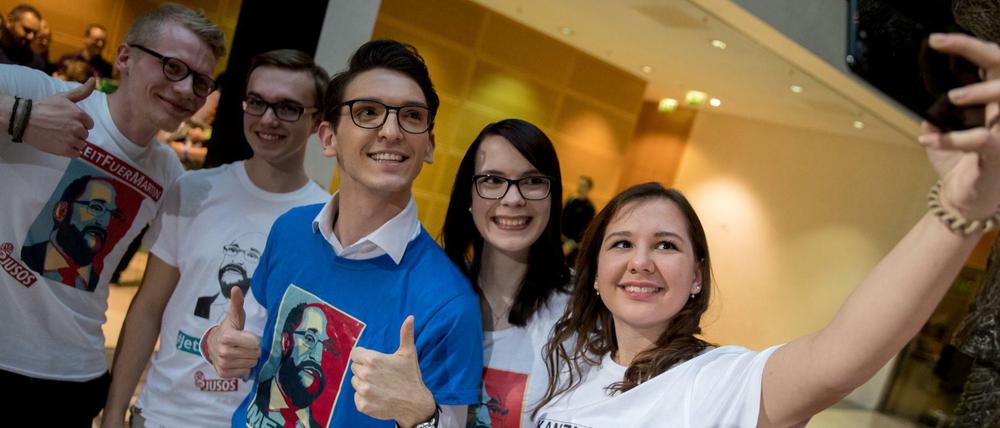 Mitglieder der Jusos nehmen vor einer Konferenz mit SPD-Kanzlerkandidat Schulz ein Selfie auf.