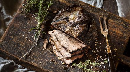 Saftig. Je nach Größe, braucht das Roastbeef zwei bis drei Stunden im Backofen.