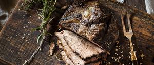 Saftig. Je nach Größe, braucht das Roastbeef zwei bis drei Stunden im Backofen.