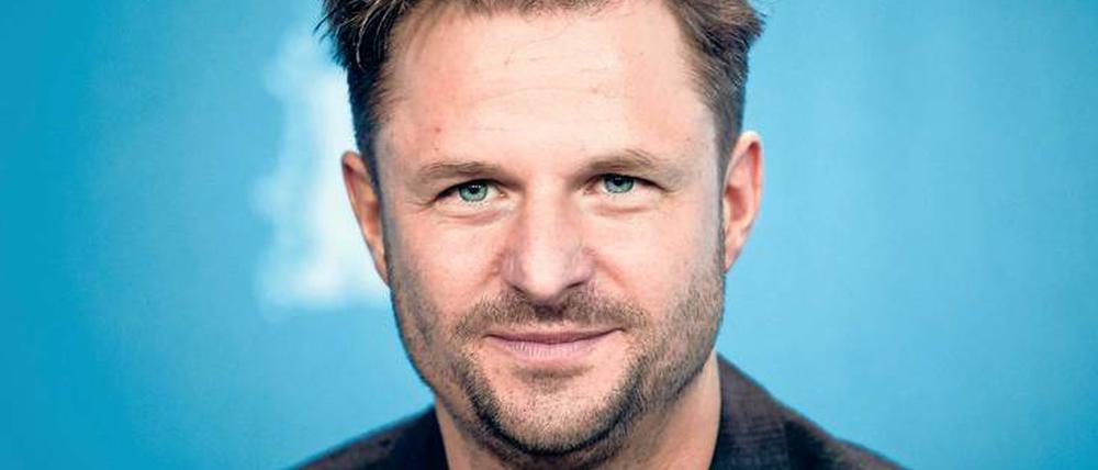 Philipp Hochmair ist ein österreichischer Schauspieler. Bekannt wurde er durch die ARD-Serie „Vorstadtweiber“ und durch die Berlinale-Beiträge „Kater“ und „Tiere“. Am Berliner Ensemble ist er in der „Werther“-Inszenierung zu sehen