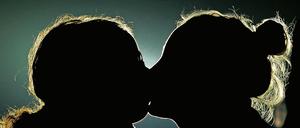 Konversionstherapien geben vor Homosexualität heilen zu können - wofür es keinerlei Nachweise gibt.