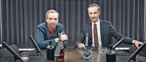 Qualm.  Olli Schulz (links) und Jan Böhmermann in der Kulisse ihres TV-Talks.