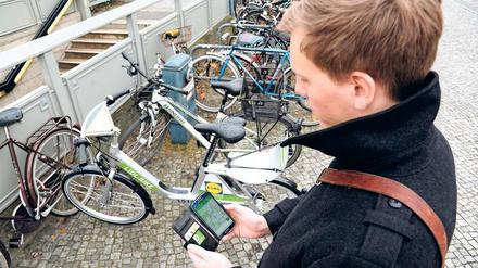 Bevor Tagesspiegel-Reporter Hannes Soltau in die Pedale treten kann, muss er sich mit der Nutzer-App herumschlagen.