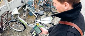 Bevor Tagesspiegel-Reporter Hannes Soltau in die Pedale treten kann, muss er sich mit der Nutzer-App herumschlagen.