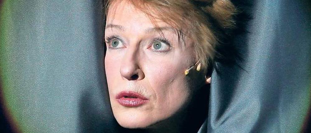 Dagmar Manzels Garderobe am Deutschen Theater ist ein guter Ort, um über ihre Autobiografie zu sprechen.