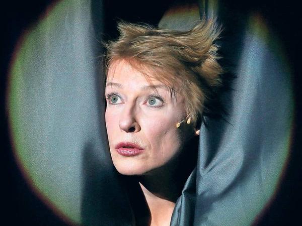 Dagmar Manzels Garderobe am Deutschen Theater ist ein guter Ort, um über ihre Autobiografie zu sprechen.