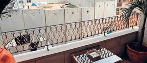 Zimmer mit der "schlechtesten Aussicht der Welt". Ein Balkon des „Walled Off Hotels“.