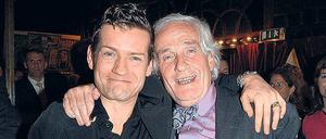 Immer gerne dabei. Peter Raue (rechts), hier mit Christoph Marti bei der Premiere von "Cabaret", ist Stammgast in der Bar.