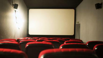 Klein und gemütlich: der Kinosaal. Warum nicht ein Buch zugute führen, bevor der Film abrollt?
