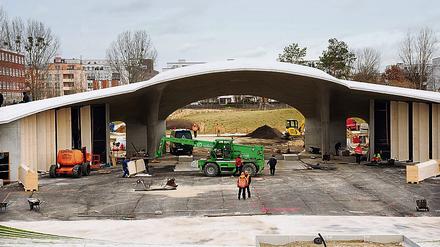 Aus Grau wird Grün. Auf dem Gelände der Gartenschau in Marzahn wird gerade eine neue Arena errichtet.